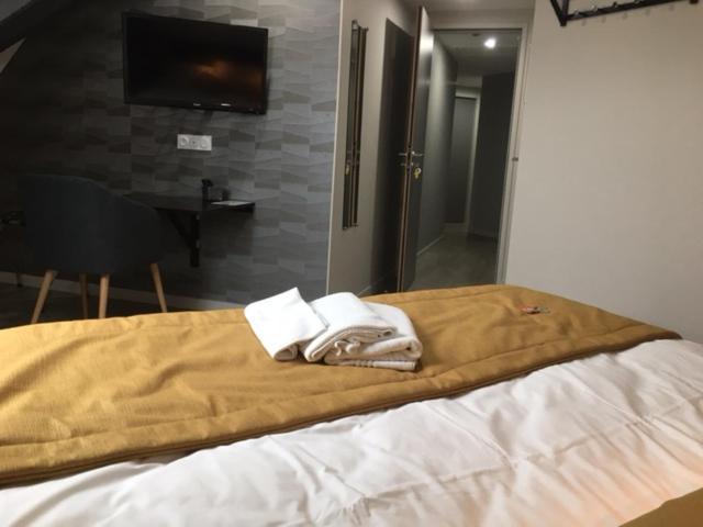 Hotel Le Relais Saint-Quentin-les-Anges Esterno foto