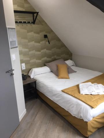 Hotel Le Relais Saint-Quentin-les-Anges Esterno foto