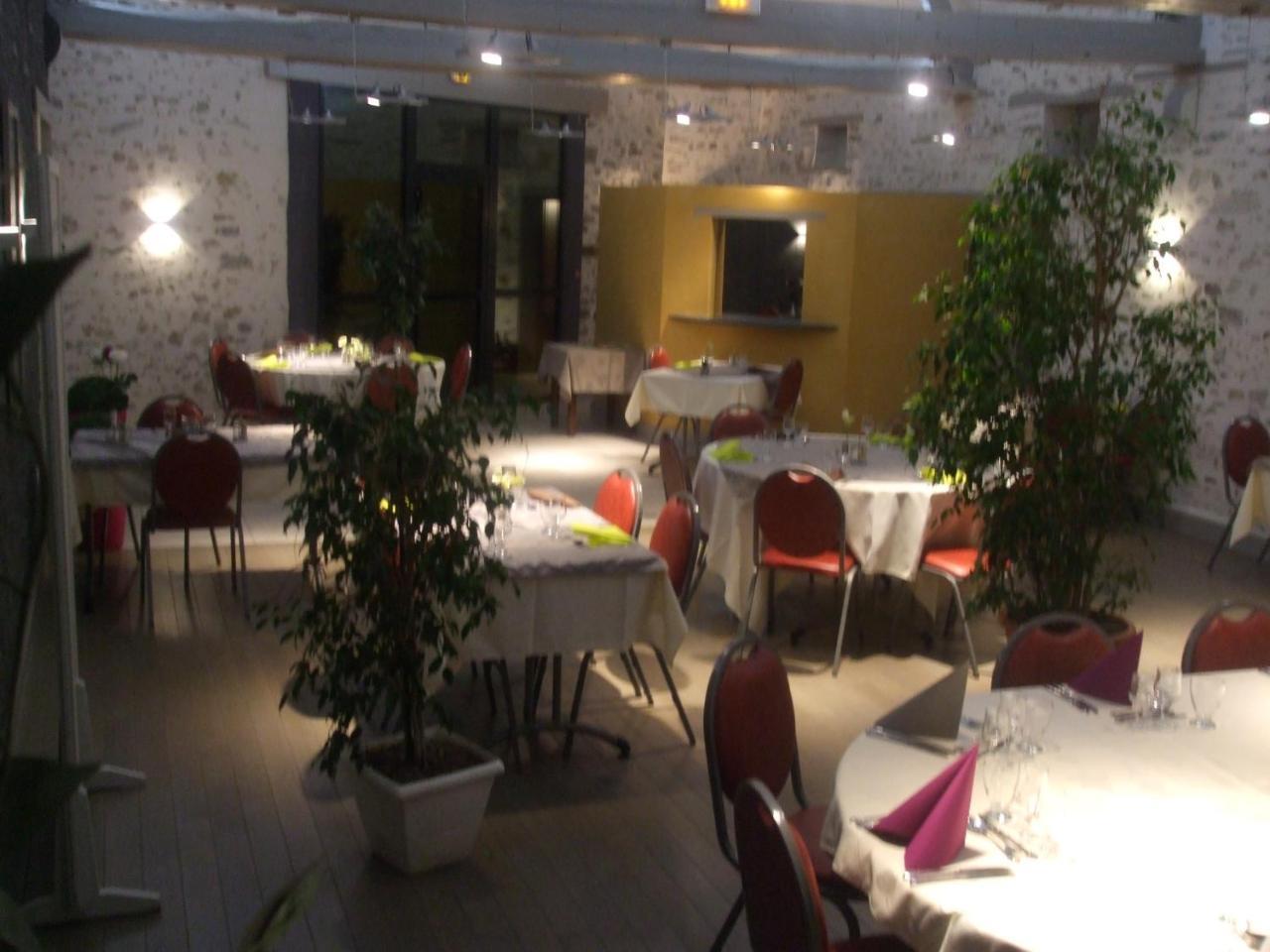 Hotel Le Relais Saint-Quentin-les-Anges Esterno foto