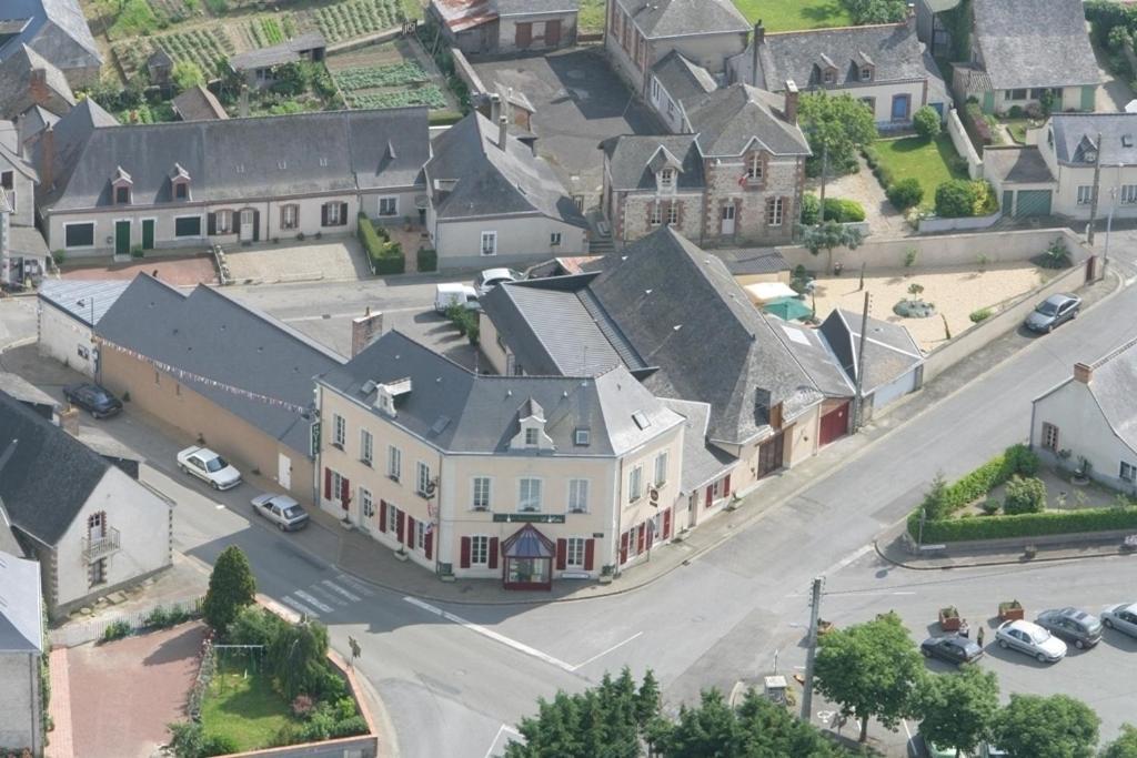 Hotel Le Relais Saint-Quentin-les-Anges Esterno foto